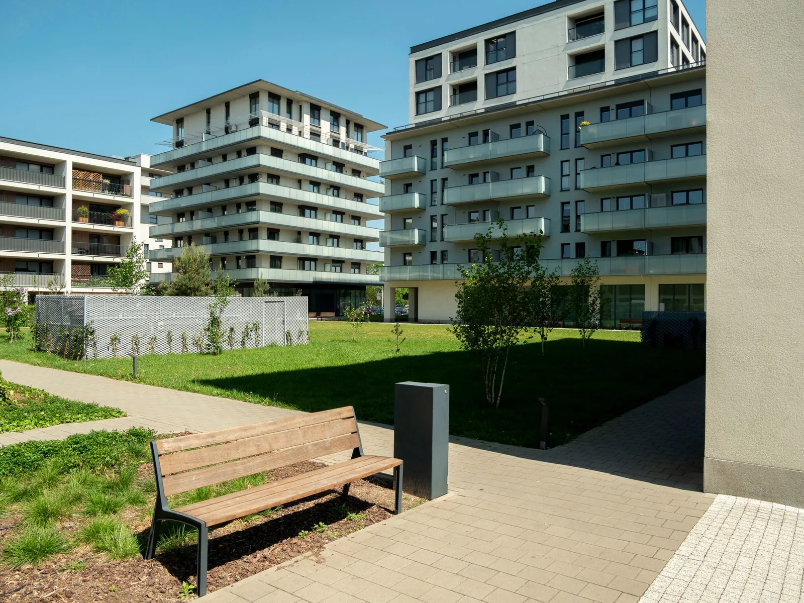 Modernes Gebäude mit gepflegter Umgebung