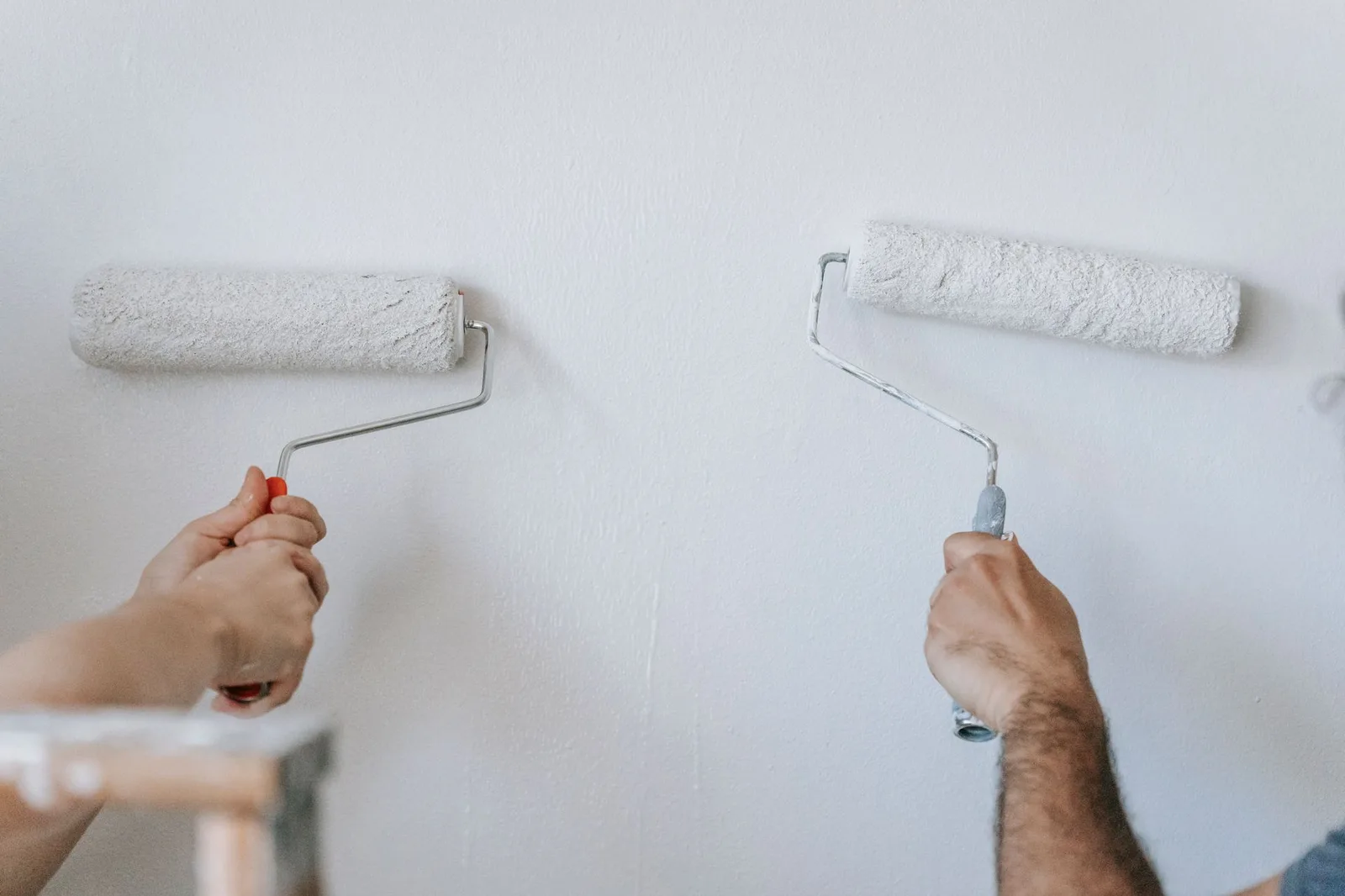 Malerarbeiten an einer Wand in einer Wohnung